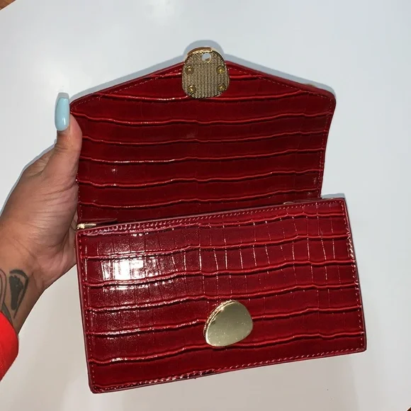 Women's Faux Crocodile Skin Crossbody Bag - Picture 6 of 8